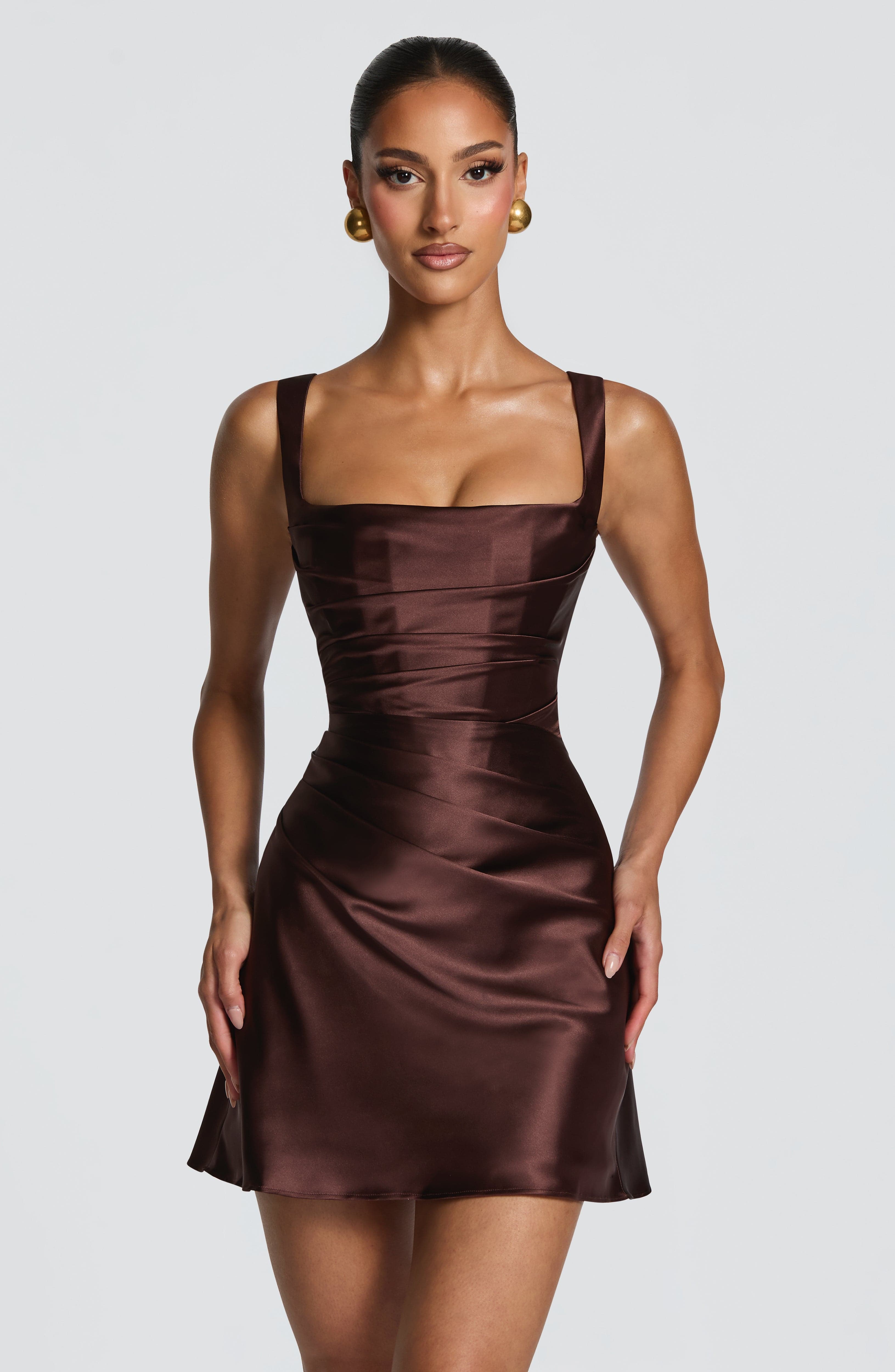Calanthe™ - Vestido Mini en Satén Plum Brown Position 5