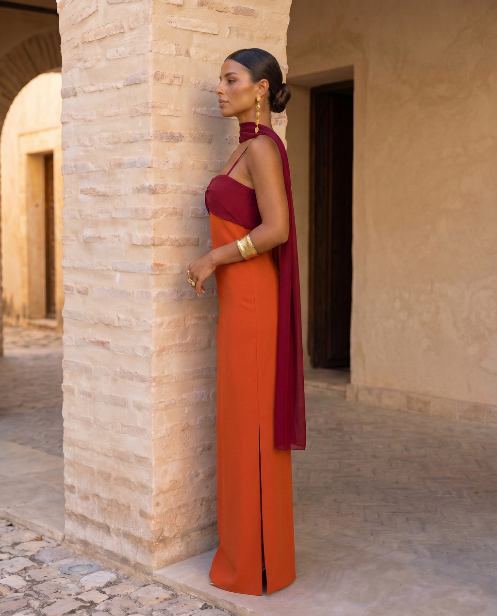 Zahara | Vestido en naranja con escote en rojo Position 4
