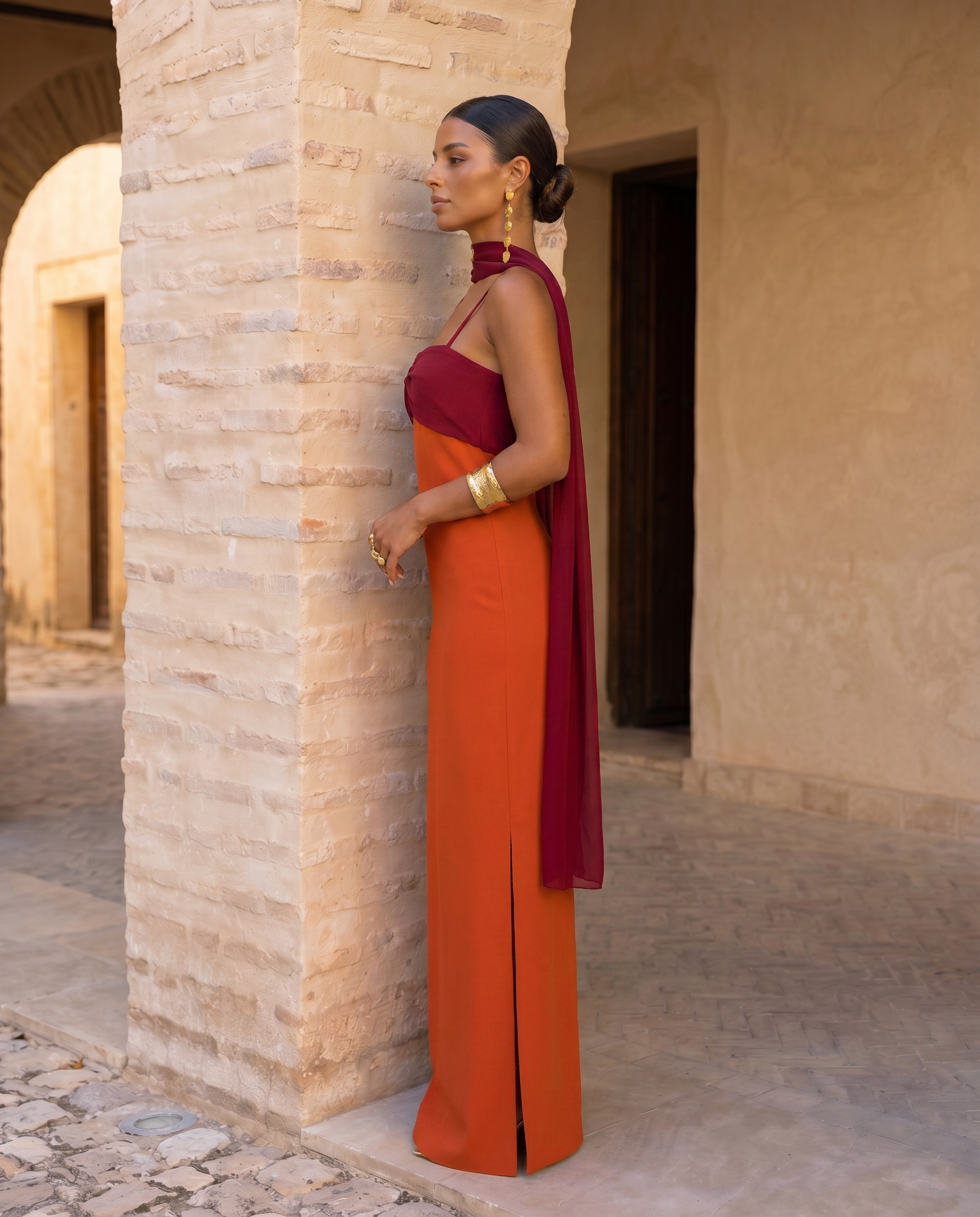 Zahara | Vestido en naranja con escote en rojo Position 4