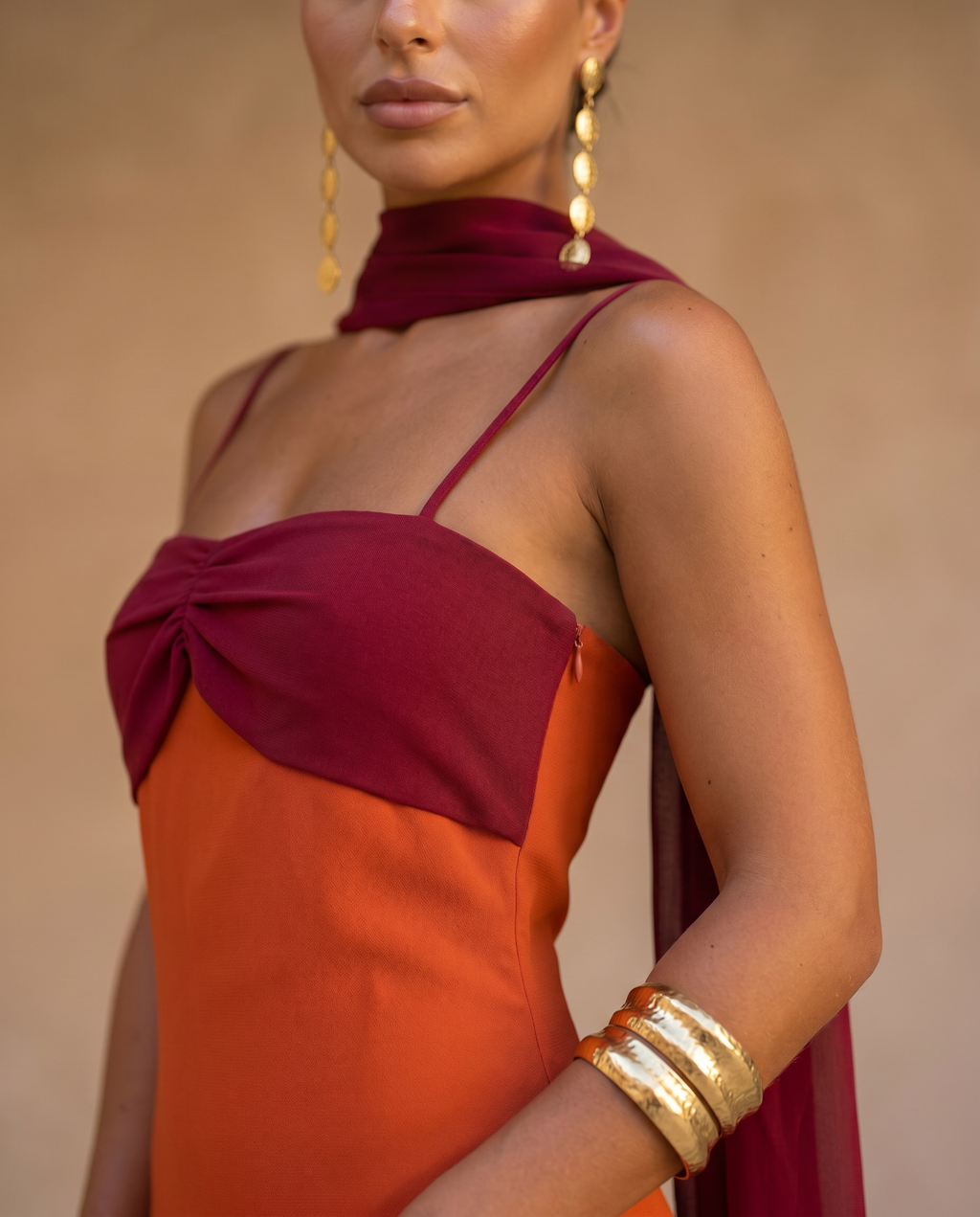 Zahara | Vestido en naranja con escote en rojo Position 5